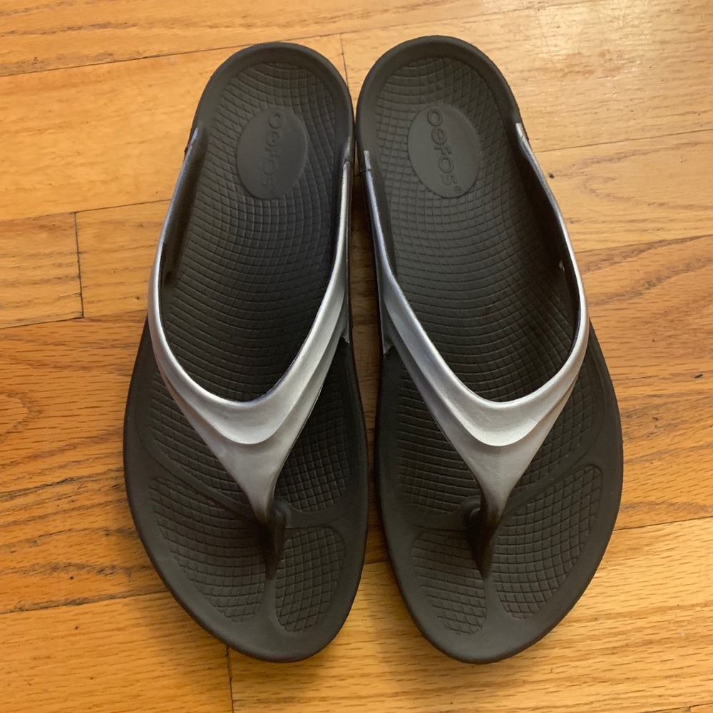 Women’s Oofos Flip Flops great for Recovery Sz 11